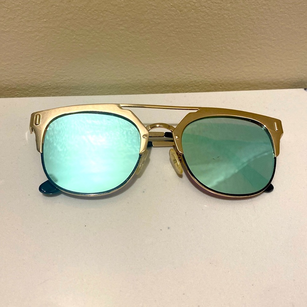 Beautiful mirror aviator sunglasses 🕶️ with gold color trim
